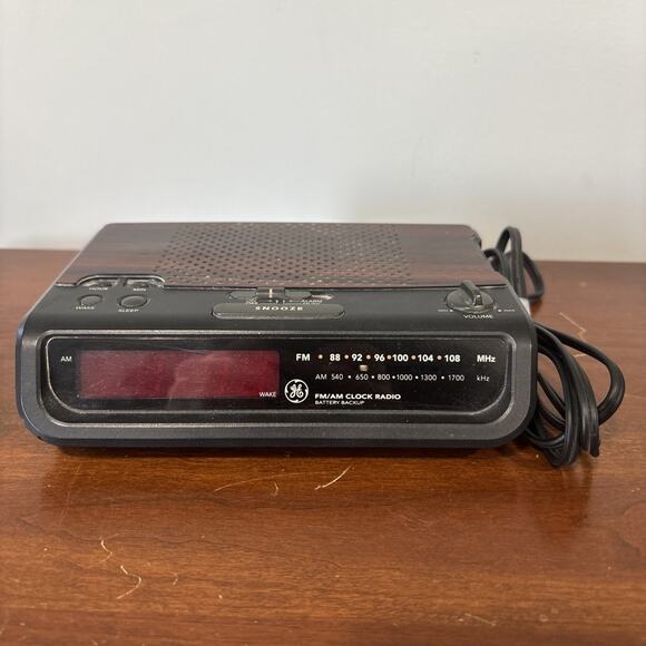 Vintage Woodgrain GE AM/FM 7-4613A Digital Alarm Clock Radio Tested Works - Picture 1 of 9